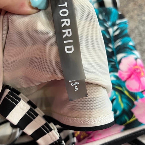 Torrid Black and White Striped Floral Swimsuit 5x top and 4x bottoms - Picture 12 of 13